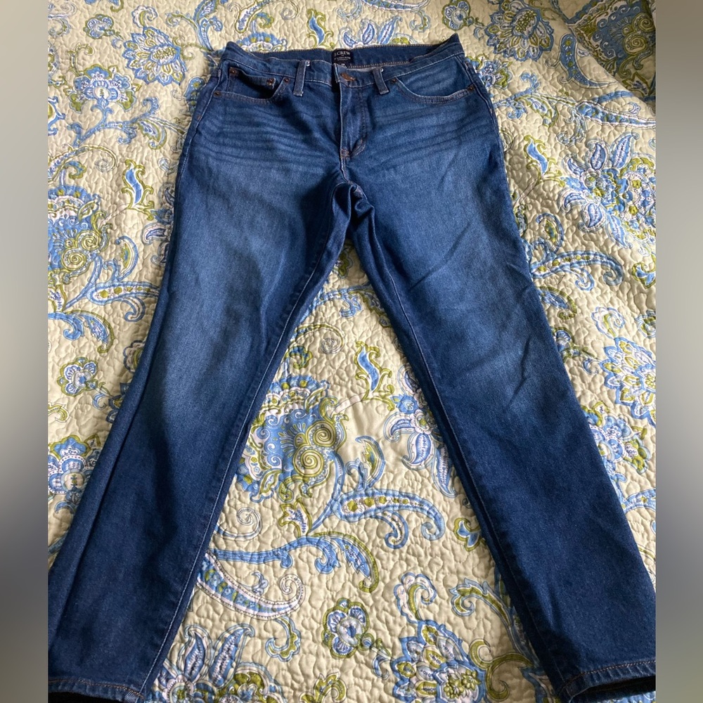 Women’s size 28 dark wash 9” high rise skinny jeans.